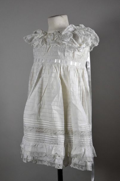 null Trois robes de fillettes, début du XXe siècle, deux en linon crème agrémentées...