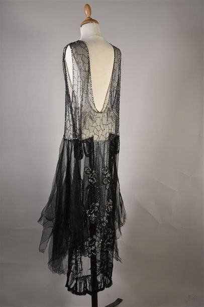 null Robe du soir, vers 1920-1925, robe longue sans manches en tulle noir à grand...