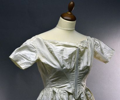 null Robe de bal, vers 1860, en taffetas blanc, corsage en pointe décolleté à petites...