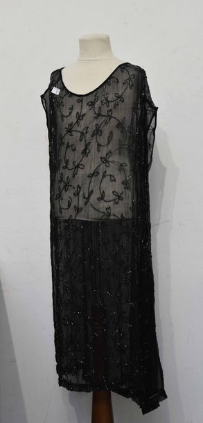 null Robe du soir, vers 1925-1930, robe sans manches en mousseline de soie noire...