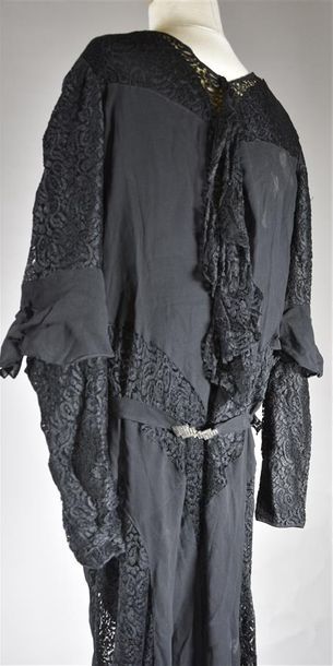 null Robe du soir, vers 1930, robe longue évasée sur le bas en crêpe de soie et dentelle...