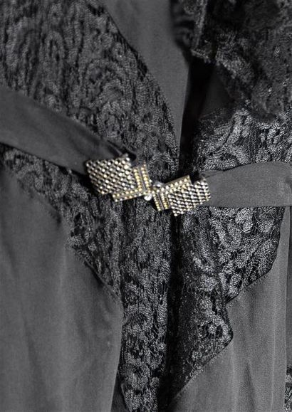 null Robe du soir, vers 1930, robe longue évasée sur le bas en crêpe de soie et dentelle...