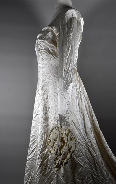 null Robe de mariée, vers 1930-1940, robe longue en satin de soie crème travaillé...
