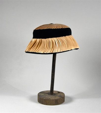null Chapeau de dame, vers 1920-1925, en velours noir, calotte ronde légèrement bombée...