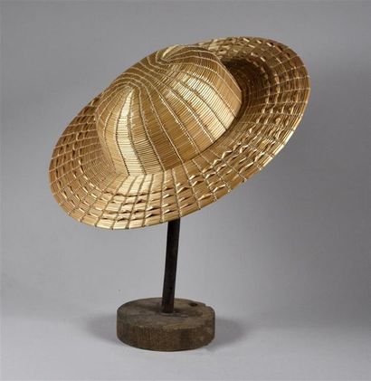 null Chapeau de dame, vers 1900 ( ?), en paille cousue , calotte bombée et large...
