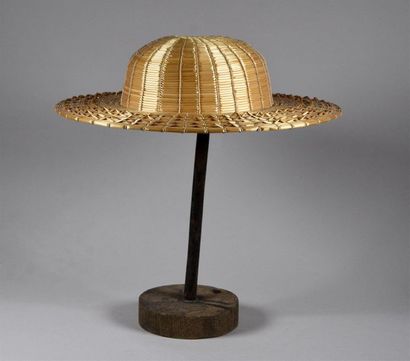 null Chapeau de dame, vers 1900 ( ?), en paille cousue , calotte bombée et large...