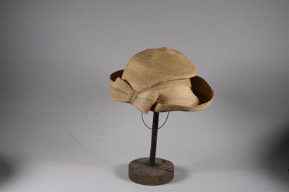 null Chapeau de dame, griffé Paulette, vers 1920-1925, en paille naturelle et teintée...