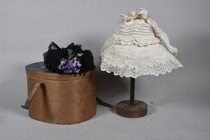 null Réunion de chapeaux de dame principalement, 1900-1930, deux capotes en paille...