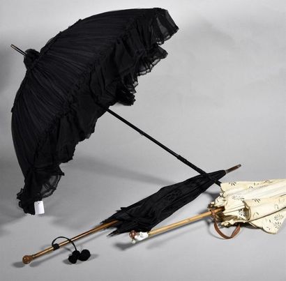 null Trois ombrelles vers 1900, les deux plus remarquables à pommeaux couvert en...