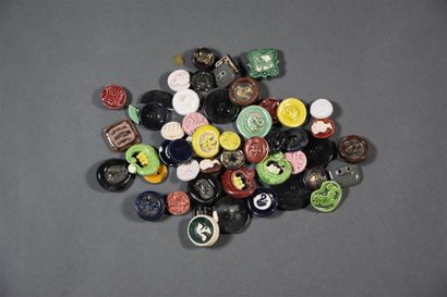 null Réunion de boutons, vers 1950, boutons en céramique peinte et émaillée. Décors...