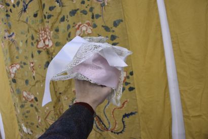 null Huit coiffes régionales, Bretagne, début du XXe siècle. En broderie et dentelle...