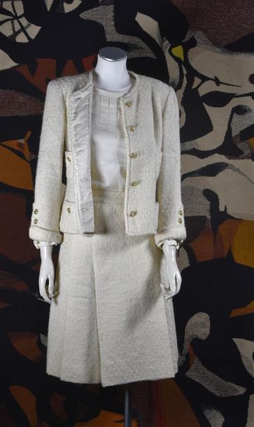 null CHANEL haute couture circa 1980, n°62635. Tailleur en tweed carreaux ivoire...