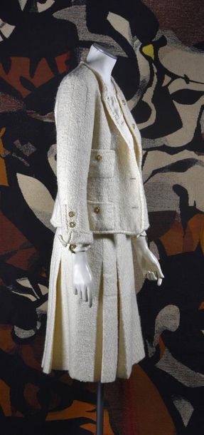 null CHANEL haute couture circa 1980, n°62635. Tailleur en tweed carreaux ivoire...