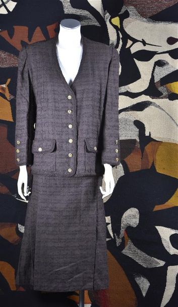 null CHANEL Haute Couture, circa 1980, n° 41936. Tailleur en tweed marron, gansé...