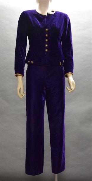 null CHANEL automne 93 Tailleur pantalon en velours violet, composé d'une veste à...