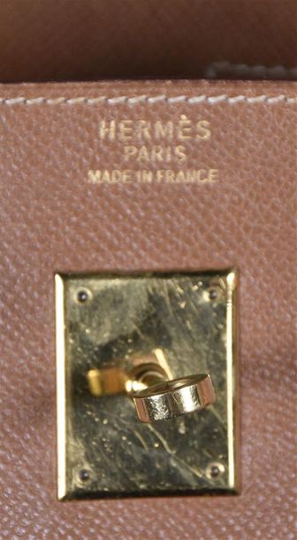 null HERMES Paris made in France. Sac Birkin 40cm en cuir courchevel beige, attaches...