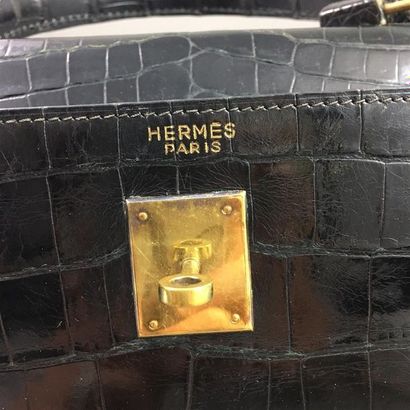 null HERMES Paris, circa 1958. Sac Kelly 33cm en crocodile noir, attaches et fermoirs...