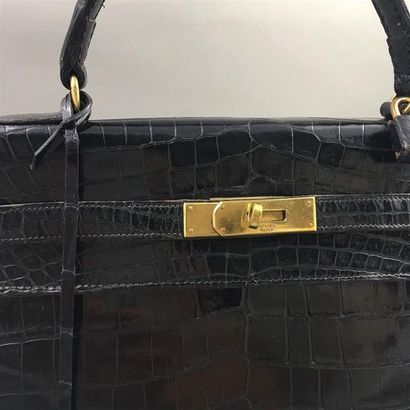 null HERMES Paris, circa 1958. Sac Kelly 33cm en crocodile noir, attaches et fermoirs...