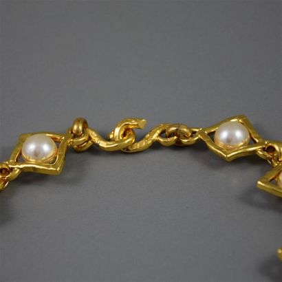 null EDOUARD RAMBAUD. Important collier en métal doré gravé rehaussé de fausses perles...