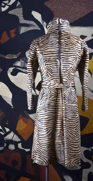 null ANONYME, circa 1970. Manteau en peau lustrée imprimée tigrée marron/beige, col...