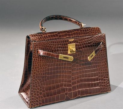 null HERMES PARIS, circa 1958. Sac Kelly 33cm en crocodile cognac, fermoirs et attaches...