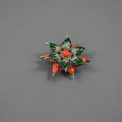 null KENNETH JAY LANE, circa 1970. Broche fleur à double superposition en métal argenté...