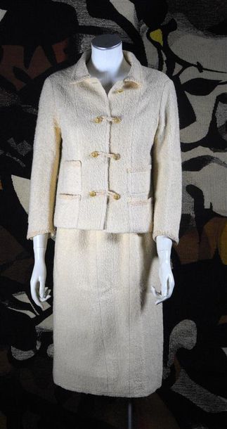 null CHANEL haute couture, n°21 188, 1963. Tailleur en tweed beige, composé d'une...