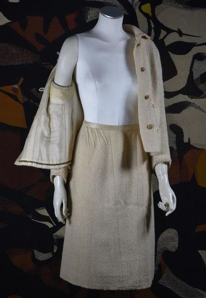 null CHANEL haute couture, n°21 188, 1963. Tailleur en tweed beige, composé d'une...