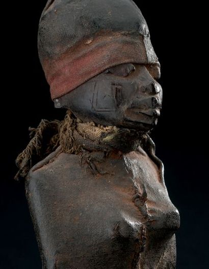 null Statue Makonde - TANZANIE
Bois, cuir, tissu
H. 30 cm

Provenance
Alain Bovis,...