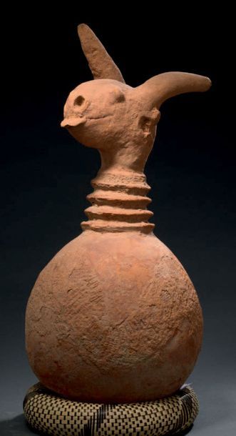 null Vase votif surmonté d'une tête zoomorphe Bankoni - MALI
Terre cuite
H. 42 cm

Pot...