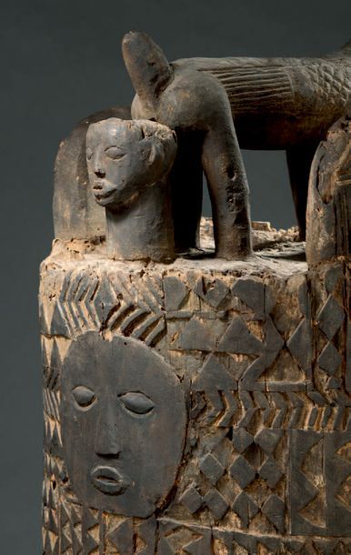 null Masque d'épaule Idoma - NIGERIA
Bois
H. 112 cm

Provenance
Galerie 62, Paris
Rare...