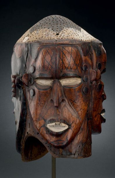 null Masque-heaume à trois visages Ejagham - NIGERIA
Bois, peau
H. 42 cm

Provenance
Galerie...