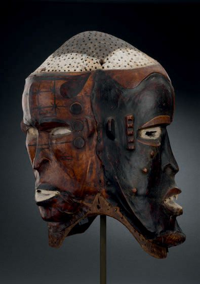 null Masque-heaume à trois visages Ejagham - NIGERIA
Bois, peau
H. 42 cm

Provenance
Galerie...