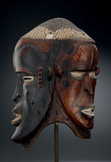 null Masque-heaume à trois visages Ejagham - NIGERIA
Bois, peau
H. 42 cm

Provenance
Galerie...