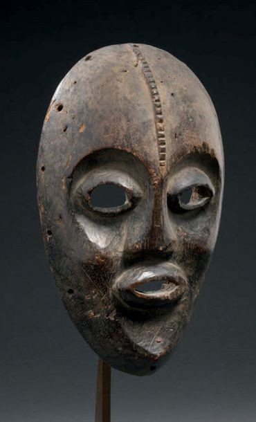 null Masque Widekum - NIGERIA
Bois
H. 25 cm

Provenance
Yves Develon, Paris
Les Widekum...