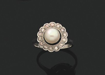 null Bague en or gris 750 millièmes, ornée d'une perle de culture dans un entourage...