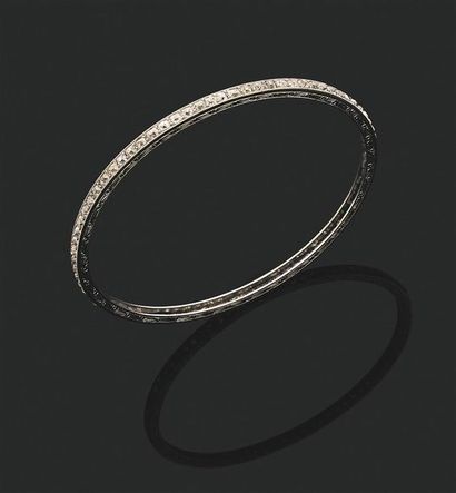 null Bracelet rigide en or gris 750 millièmes gravé, entièrement serti d'une ligne...