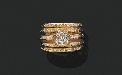 null Bague formée de cinq anneaux accolés en or jaune 18K ciselé, chacun orné de...