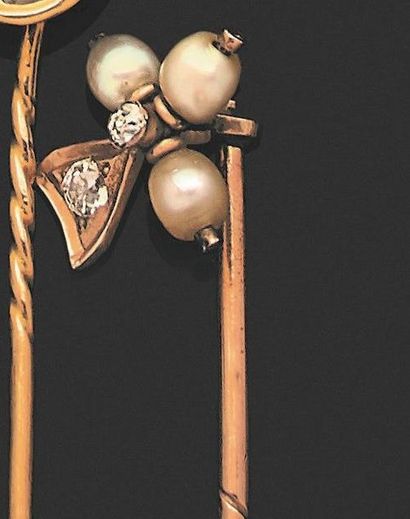 null Épingle de cravate en or jaune 585 millièmes à décor de trèfle serti de perles...