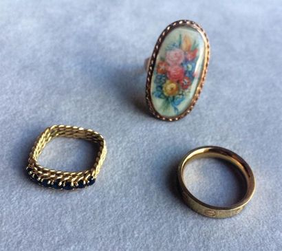 null Lot en or 750 millièmes comprenant: une broche ronde, une bague sertie d'une...