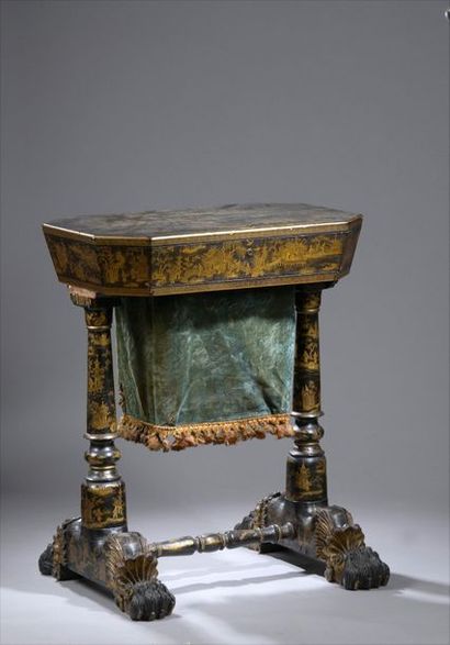 null Table à ouvrage en bois laqué noir à décor doré de scènes animées et de motifs...