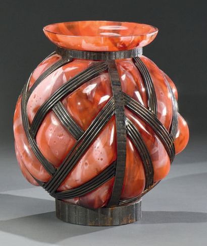 LORRAIN Vase globulaire à col évasé.
Épreuve, en verre doublé rouge et blanc, soufflée...