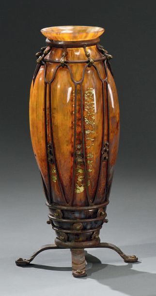 DAUM NANCY & LOUIS MAJORELLE (1859-1926) Vase obus à panse gogdronnée.
Épreuve en...
