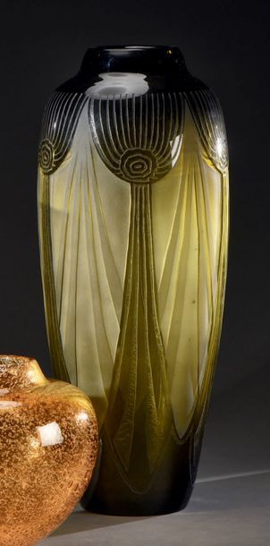 LEGRAS - CRISTALLERIE de SAINT-DENIS Fleurs stylisées
Très important vase obus.
Épreuve...