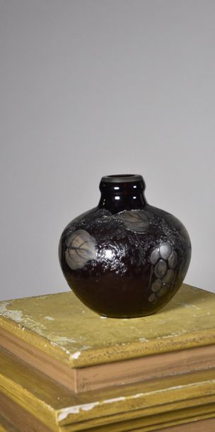 D'ARGYL Pampres de vigne
Vase balustre.
Épreuve en verre, teinté prune dans la masse,...