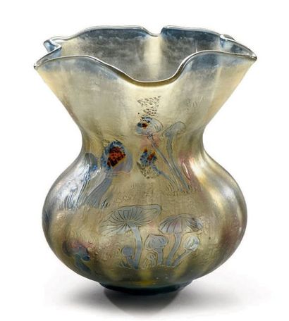 Émile GALLÉ (1846-1904) Les agaricales
Très rare vase bursaire à panse côtelée et...