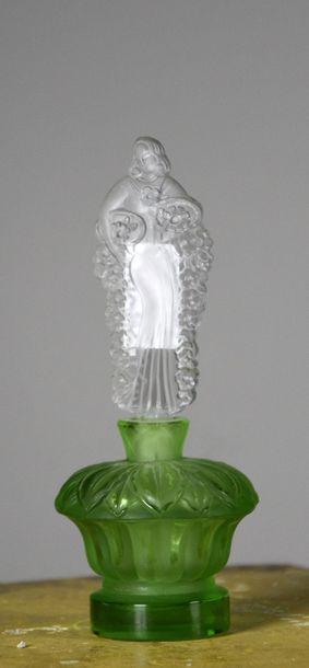 Cristal de Bohème Abondance
Flacon à parfum.
La base en verre teinté vert dans la...