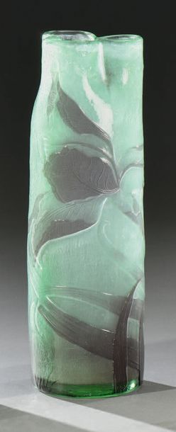 Émile GALLÉ (1846-1904) Iris d'Alger
Vase rouleau à col trilobé.
Épreuve en verre...