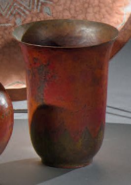 Claudius LINOSSIER (1893-1953) Triangles
Vase cornet sur petit talon et à col évasé.
Épreuve...