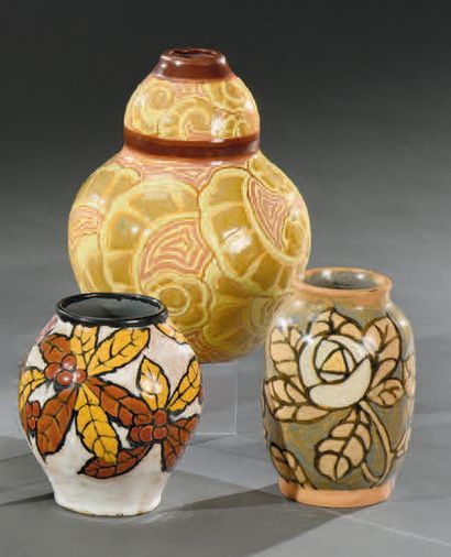 Léon BRUNARD (1872-1931) - École Lyonnaise Motifs floraux stylisés
Réunion de 3 vases...